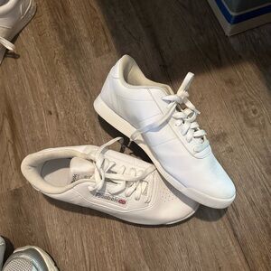 Reebok White Minimalist Sneakers Low-Top Design